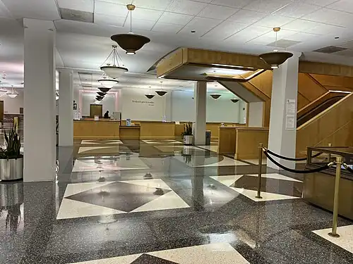 Postmodern reinterpretation of the Doric columns in the Harold Washington Library, Chicago, by Hammond, Beeby & Babka, 1991[34]