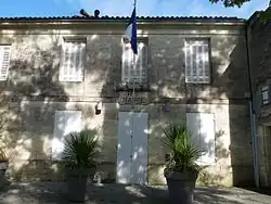 The town hall in Comps