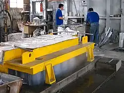 Continuous hot vertical casting in process (aluminum)