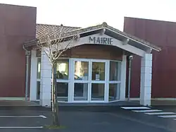 The town hall in Coux