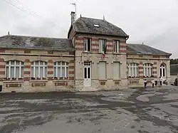 The town hall and school of Crécy-au-Mont