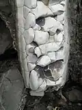 Discoloration of crumbling white siltstone layer