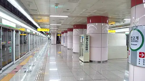 Full-height platform screen doors at Bangogae Station (Daegu Subway Line 2)