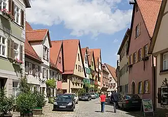 The half-timbered houses in Dinkelsbühl mostly have plastered and painted facades.
