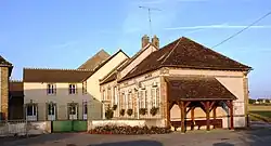 The town hall and school in Dollot