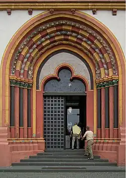 Main portal with cloverleaf door opening and three-step pointed arch