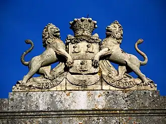 Easton Neston Gate at Towcester Race Course (detail). Coade stone crest, the Fermor arms, signed by William Croggon. (See §&nbsp;Examples: Towcester/Easton Neston.)