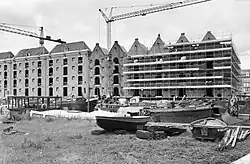 Renovation of the complex in 1983; on the right the oldest part of the complex (from 1708), on the left the warehouses built between 1830 and 1840.