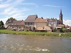 The church and surroundings in Étang-sur-Arroux