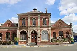 The town hall and school of Étréaupont