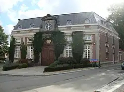 Gatehouse flanked by outbuildings and farmhouse from the 19th century (Everberg)