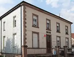 The town hall and school in Fays