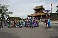 Đoàn giám khảo hội thi "tiến sĩ võ" trở về Đại nội, đang đi qua Phu Văn Lâu