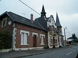 The town hall in Feuillères