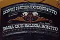 An example of fileteado lettering, reading «Lo fui haciendo despacito para que saliera bonito», meaning, “I took my time while making it so it would come out nice.”