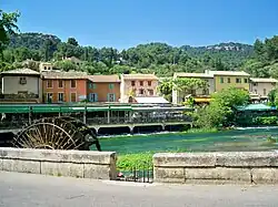 The village of Fontaine-de-Vaucluse, with the river in the foreground