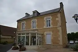 The town hall in Frénouville