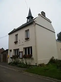 The town hall in Fresnoy-en-Chaussée