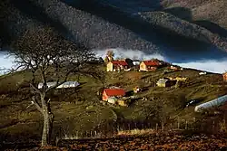 Fshati Cerajë në veri të Mitrovicës gjatë një dite dimri me mjegull, fshat ky me peisazh të bukur