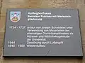 A conmemorative plaque on the Kollegien Building of the University of Göttingen. The plague mentions the destruction of the building in 1944.