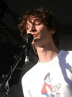 Gotye performing at the Wollongong Botanic Garden in March 2008