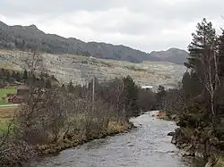 The Gusdalselva flows into the Gusdalsvanet.
