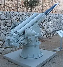 Cannone da 102/35 S. 1914-15 on central pivot mount