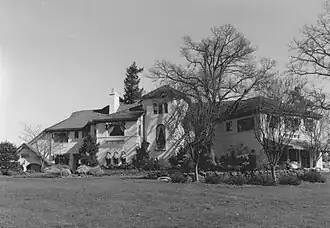Photograph of the Hall–Chaney House across a broad lawn.