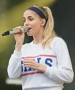 Hannah performing at Vieilles Charrues Festival 2015