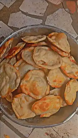 numerous gurasa in a pot together