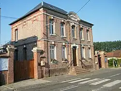 The town hall and school in Hem-Hardinval