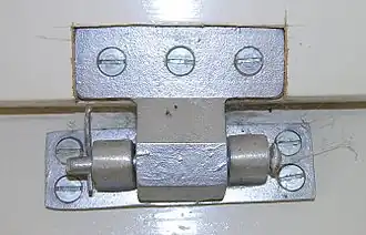 Increasing the number of loops to 3 allows the butt hinge axis to be fixed from both ends.