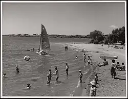 Holidaymakers at Waingaehe / Holdens Bay in 1961