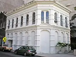 building on street corner