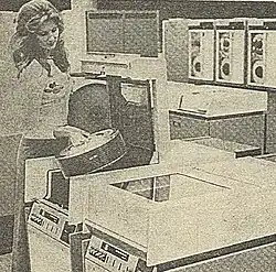 Operator loading disc pack into unit