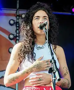 De Souza performing in 2022