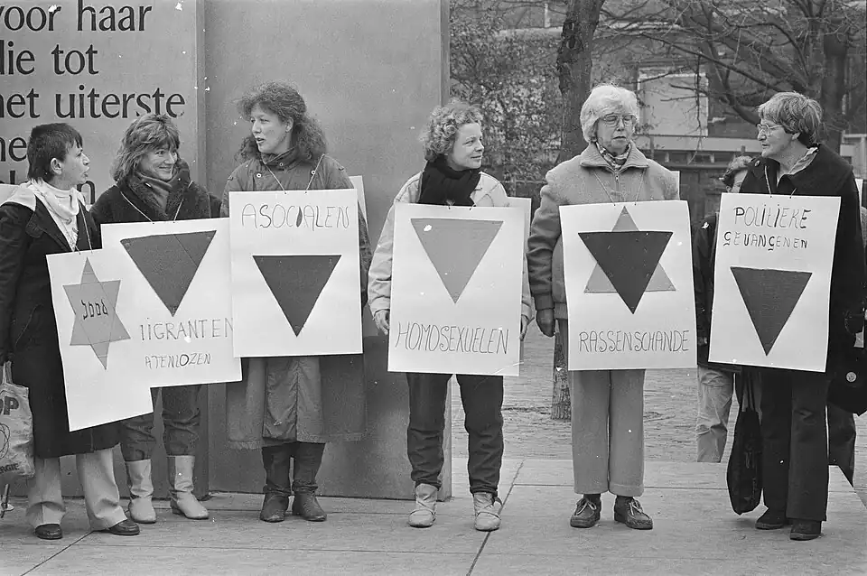 Women with symbols of all persecuted groups on International Women's Day at the Ravensbrück monument in Amsterdam in 1985.[65]