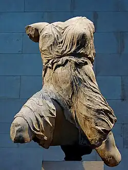 Statue féminine en marbre blanc ; il manque la tête et les jambes
