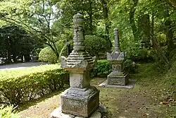 Hōkyōintō（the one in back is an ICP）