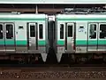 125 series first-batch (left) and third-batch (right) cars coupled together, showing the difference in front-end skirt lengths and window tint