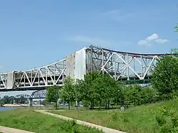 Ongoing work to paint the Kennedy Bridge. Note the far right part of the bridge painted in a three-color scheme, originally planned for the whole bridge. This was abandoned for a single-color scheme by the time Intech took over the project.