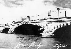 A black-white photo of the Jones Bridge showing its original form