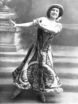 Julia Fons dancing the garrotín at the Teatro Eslava, 1911