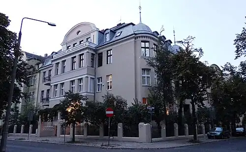 Facades seen from street crossing
