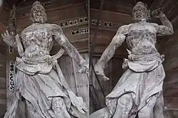 Niō statues