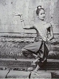 Khmer woman wearing sompot chong kben
