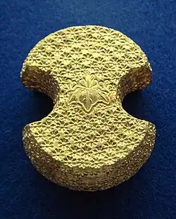 A Kobundō (小分銅), 95–97% gold, "Paulownia" Kiri mark (桐), Kikubana (菊花) emblem, 373.11 grams