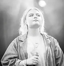 Låpsley performing in 2016