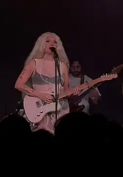Låpsley performing in 2025