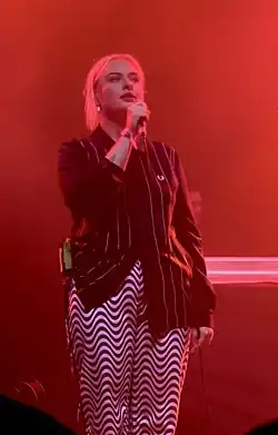 Låpsley performing in 2021